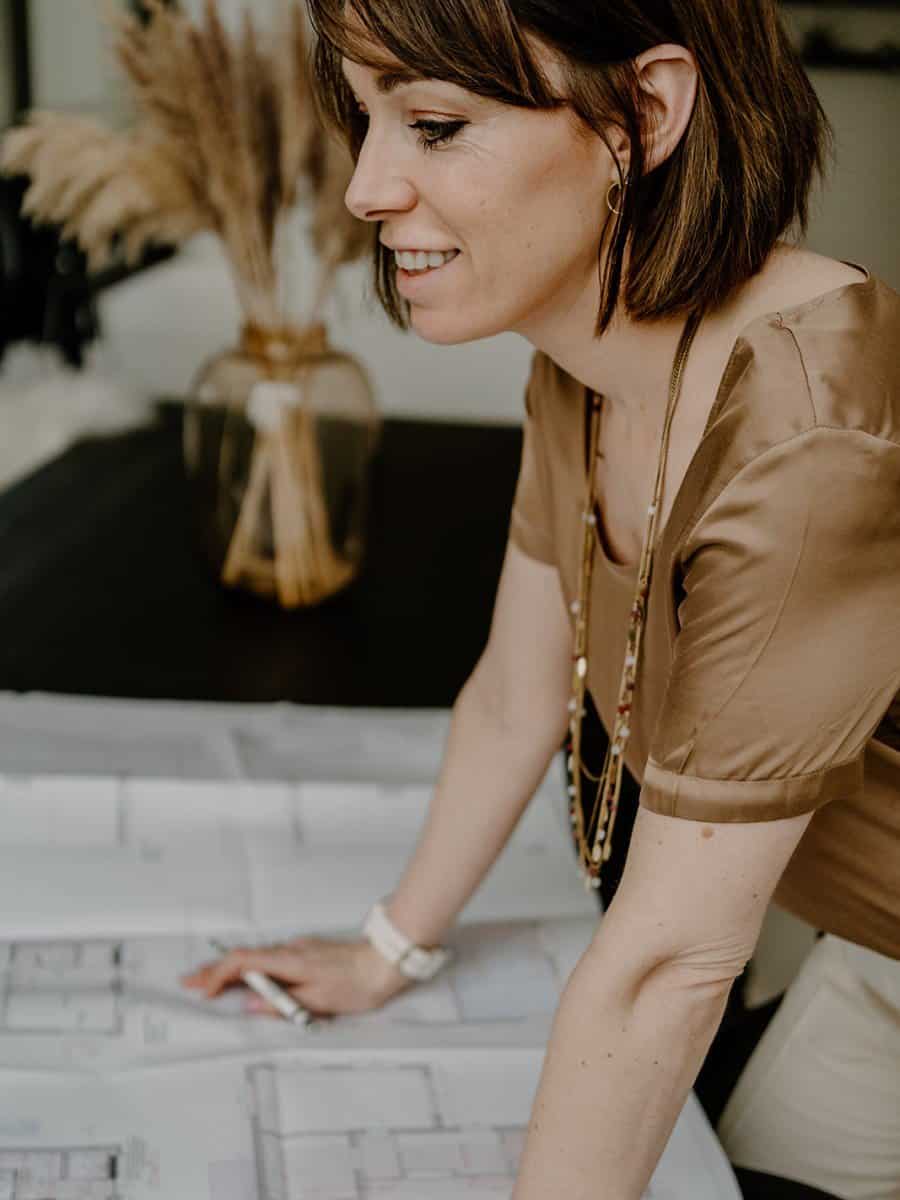 Architect Melissa Mertens aan de tekentafel